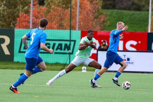 Fussball: Europa: UEFA U21, U 21 Europameisterschaft 2027 - Qualifikation, Gruppe C, 29.09.2026, 15:00 Uhr - Island U21 vs. Schweiz U21 - Throttarvöllur (Reykjavik, Island); Daniel Gudjohnsen (Island U21) Roggerio Nyakossi (C, Schweiz U21) Reykjavik Throttarvöllur Reykjavik Island Copyright: xAmiirxAmedjouax