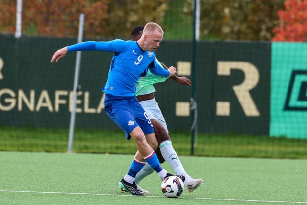 Fussball: Europa: UEFA U21, U 21 Europameisterschaft 2027 - Qualifikation, Gruppe C, 29.09.2026, 15:00 Uhr - Island U21 vs. Schweiz U21 - Throttarvöllur (Reykjavik, Island); Daniel Gudjohnsen (Island U21) Roggerio Nyakossi (C, Schweiz U21) Der Isländer zupft gehörig am Shirt des Schweizers. Reykjavik Throttarvöllur Reykjavik Island Copyright: xAmiirxAmedjouax