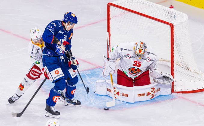 Ice hockey, Eishockey National League Regular Season - ZSC Lions vs EHC Bie Zurich, Switzerland, 29th Sept 2026: 36 Simon Knack (ZSC Lions) is pushed to the side by 9 Viktor Söderström (Biel) so that he cannot capitalize on the rebound from goalkeeper 35 Harri Säteri (Biel). Copyright: xAndreasxHaasx