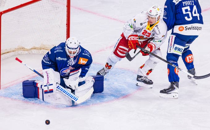 Ice hockey, Eishockey National League Regular Season - ZSC Lions vs EHC Bie Zurich, Switzerland, 29th Sept 2026: Goaltender 30 Simon Hrubec (ZSC Lions) deflects the puck. 23 Mark Sever (Biel) sees this, but is blocked by 54 Christian Marti (ZSC Lions). Copyright: xAndreasxHaasx