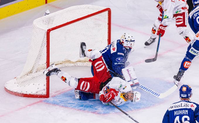 Ice hockey, Eishockey National League Regular Season - ZSC Lions vs EHC Bie Zurich, Switzerland, 29th Sept 2026: 16 Fabio Hofer (Biel) flies into goalkeeper 30 Simon Hrubec (ZSC Lions). Copyright: xAndreasxHaasx
