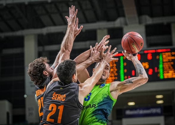 TOFAS v Niners Chemnitz - BKT EuroCup BURSA, TURKIYE - SEPTEMBER 29: Yigitcan Saybir (R) of TOFAS vies with Seric (21) and Burnham (L) of Niners Chemnitz during the BKT EuroCup Week Group C opening match between TOFAS and Niners Chemnitz in Bursa, Turkiye, on September 29, 2026. Sergen Sezgin Anadolu Bursa Turkey. Editorial use only. Please get in touch for any other usage.  Copyright: x2026xAnadoluxSergenxSezginx