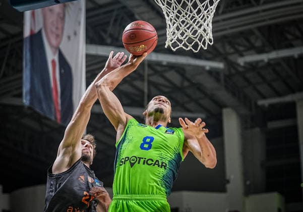 TOFAS v Niners Chemnitz - BKT EuroCup BURSA, TURKIYE - SEPTEMBER 29: Jones (8) of TOFAS vies with Burnham (L) of Niners Chemnitz during the BKT EuroCup Week Group C opening match between TOFAS and Niners Chemnitz in Bursa, Turkiye, on September 29, 2026. Sergen Sezgin Anadolu Bursa Turkey. Editorial use only. Please get in touch for any other usage.  Copyright: x2026xAnadoluxSergenxSezginx