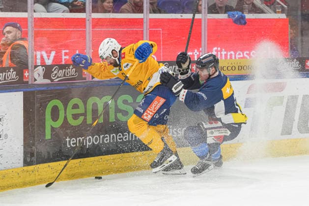 29 09 2026, Quinto, Gottardo Arena, NL: HC AmbrÃ¬-Piotta v HC Davos: 58 Frederic Allard (Davos) agaisnt 17 Miles Muller (Ambri) Quinto Gottardo Arena Ticino Switzerland Copyright: xJustPictures.ch JarixPestelaccix jp-en-JaPe-JP6_JAr_NL_HCAP_HCD_29Sep2026_000012