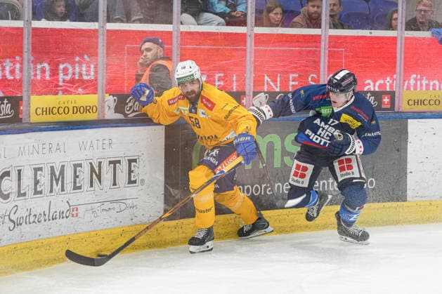29 09 2026, Quinto, Gottardo Arena, NL: HC AmbrÃ¬-Piotta v HC Davos: 58 Frederic Allard (Davos) agaisnt 17 Miles Muller (Ambri) Quinto Gottardo Arena Ticino Switzerland Copyright: xJustPictures.ch JarixPestelaccix jp-en-JaPe-JP6_JAr_NL_HCAP_HCD_29Sep2026_000014