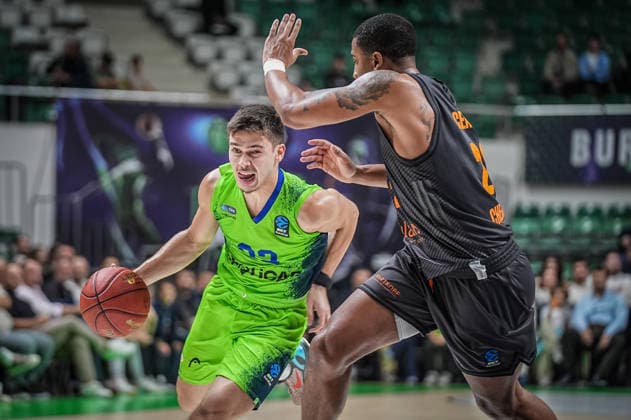 TOFAS v Niners Chemnitz - BKT EuroCup BURSA, TURKIYE - SEPTEMBER 29: Efe Postel (L) of TOFAS vies with Ceaser (R) of Niners Chemnitz during the BKT EuroCup Week Group C opening match between TOFAS and Niners Chemnitz in Bursa, Turkiye, on September 29, 2026. Sergen Sezgin Anadolu Bursa Turkey. Editorial use only. Please get in touch for any other usage.  Copyright: x2026xAnadoluxSergenxSezginx
