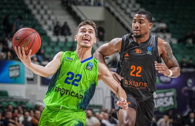 TOFAS v Niners Chemnitz - BKT EuroCup BURSA, TURKIYE - SEPTEMBER 29: Efe Postel (L) of TOFAS vies with Ceaser (R) of Niners Chemnitz during the BKT EuroCup Week Group C opening match between TOFAS and Niners Chemnitz in Bursa, Turkiye, on September 29, 2026. Sergen Sezgin Anadolu Bursa Turkey. Editorial use only. Please get in touch for any other usage.  Copyright: x2026xAnadoluxSergenxSezginx