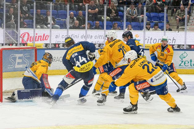 29 09 2026, Quinto, Gottardo Arena, NL: HC AmbrÃ¬-Piotta v HC Davos: scrumble in front of 29 goalkeeper Sandro Aeschlimann (Davos) Quinto Gottardo Arena Ticino Switzerland Copyright: xJustPictures.ch JarixPestelaccix jp-en-JaPe-JP6_JAr_NL_HCAP_HCD_29Sep2026_000025