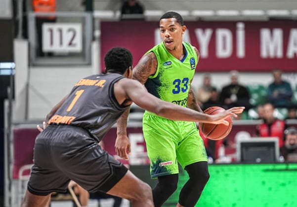 TOFAS v Niners Chemnitz - BKT EuroCup BURSA, TURKIYE - SEPTEMBER 29: Brown (R) of TOFAS vies with Atking (L) of Niners Chemnitz during the BKT EuroCup Week Group C opening match between TOFAS and Niners Chemnitz in Bursa, Turkiye, on September 29, 2026. Sergen Sezgin Anadolu Bursa Turkey. Editorial use only. Please get in touch for any other usage.  Copyright: x2026xAnadoluxSergenxSezginx