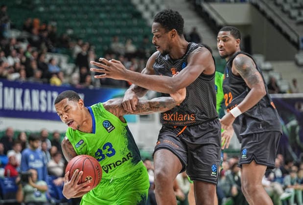 TOFAS v Niners Chemnitz - BKT EuroCup BURSA, TURKIYE - SEPTEMBER 29: Reynolds (L) of TOFAS vies with Fleming (R) of Niners Chemnitz during the BKT EuroCup Week Group C opening match between TOFAS and Niners Chemnitz in Bursa, Turkiye, on September 29, 2026. Sergen Sezgin Anadolu Bursa Turkey. Editorial use only. Please get in touch for any other usage.  Copyright: x2026xAnadoluxSergenxSezginx