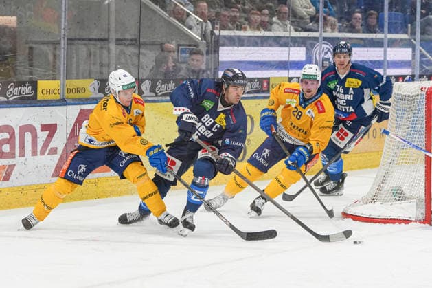 29 09 2026, Quinto, Gottardo Arena, NL: HC AmbrÃ¬-Piotta v HC Davos: 88 Tommaso De Luca (Ambri) against 46 Dominik Egli (Davos) and 28 Martin Gernat (Davos) Quinto Gottardo Arena Ticino Switzerland Copyright: xJustPictures.ch JarixPestelaccix jp-en-JaPe-JP6_JAr_NL_HCAP_HCD_29Sep2026_000028