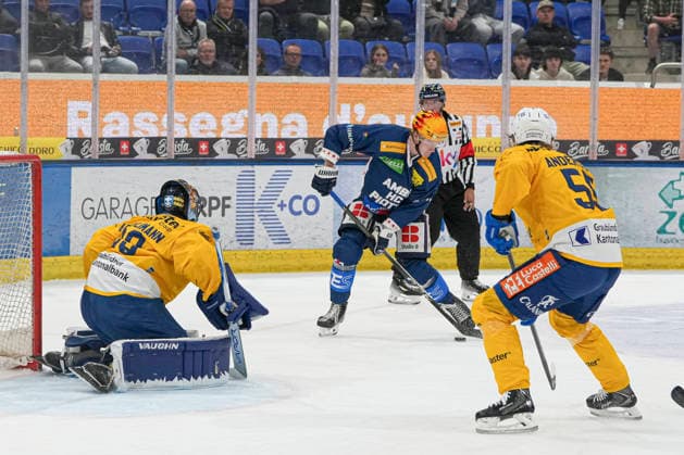29 09 2026, Quinto, Gottardo Arena, NL: HC AmbrÃ¬-Piotta v HC Davos: Topscorer Roby Jarventie (Ambri) against 29 goalkeeper Sandro Aeschlimann (Davos) Quinto Gottardo Arena Ticino Switzerland Copyright: xJustPictures.ch JarixPestelaccix jp-en-JaPe-JP6_JAr_NL_HCAP_HCD_29Sep2026_000054
