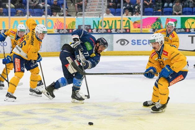 29 09 2026, Quinto, Gottardo Arena, NL: HC AmbrÃ¬-Piotta v HC Davos: 77 Michael Joly (Ambri) against 93 Yannick Frehner (Davos) Quinto Gottardo Arena Ticino Switzerland Copyright: xJustPictures.ch JarixPestelaccix jp-en-JaPe-JP6_JAr_NL_HCAP_HCD_29Sep2026_000039