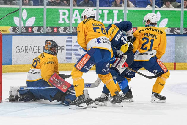 29 09 2026, Quinto, Gottardo Arena, NL: HC AmbrÃ¬-Piotta v HC Davos: 29 goalkeeper Sandro Aeschlimann (Davos) in action against 11 Nathan Borradori (Ambri) Quinto Gottardo Arena Ticino Switzerland Copyright: xJustPictures.ch JarixPestelaccix jp-en-JaPe-JP6_JAr_NL_HCAP_HCD_29Sep2026_000062