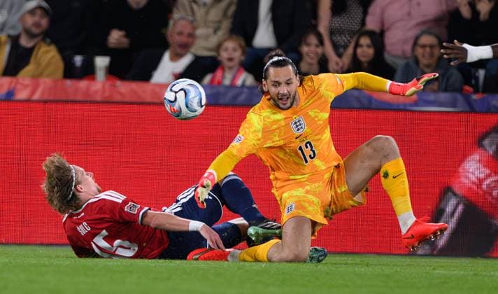 29 September 2026 - Czech Republic v England - UEFA Nations League - Prague. Czech Republic v England - UEFA Nations League - Prague. James Trafford saves an early chance. Picture : Mark Pain PRAGUE CZECH REPUBLIC  Copyright: xMarkxPainx