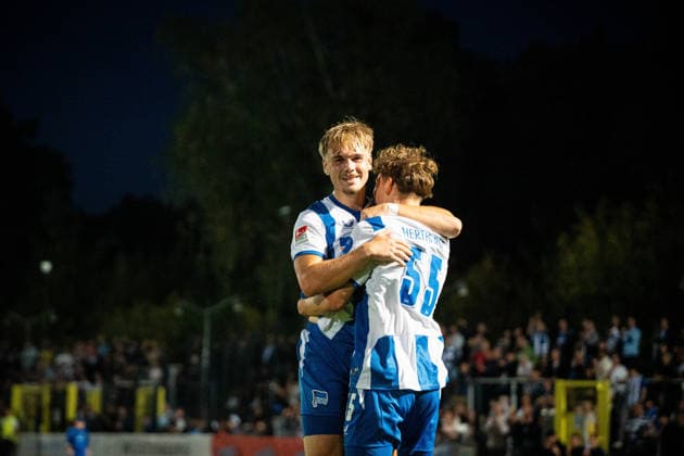Testspiel: Hertha BSC vs. Hertha 03 Zehlendorf; Berlin, 29.09.2026 Testspiel: Niklas HILDEBRANDT (Hertha BSC 26) und Pino WILL (Hertha BSC 55) Jubeln über Tor, während dem Spiel Hertha BSC vs. Hertha 03 Zehlendorf im Ernst-Reuter-Sportfeld am September 29, 2026 in Berlin, Deutschland. Copyright: xBEAUTIFULxSPORTS Kuehnx