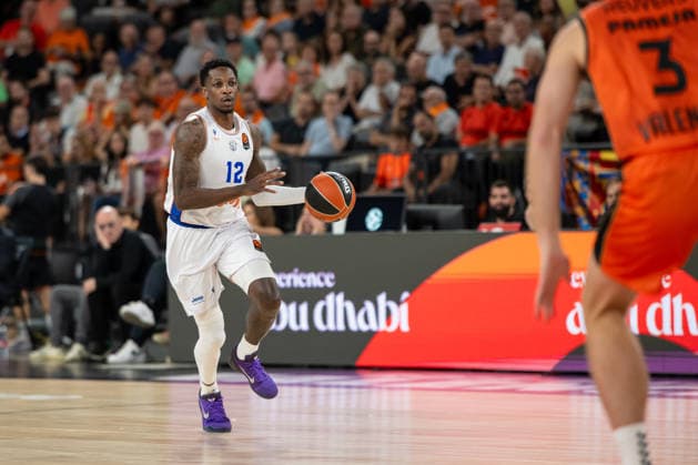 EuroLeague Round 2 match between Valencia Basket and of Kosner Baskonia Vitoria Gasteiz Damion Baugh of Kosner Baskonia Vitoria Gasteiz seen in action during the EuroLeague Round 2 match between Valencia Basket and of Kosner Baskonia Vitoria Gasteiz at Roig Arena , (Valencia ) on September 29, 2025. Copyright: xVicentexVidalxFernandezx