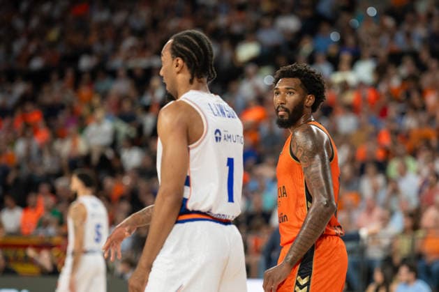 EuroLeague Round 2 match between Valencia Basket and of Kosner Baskonia Vitoria Gasteiz Armoni Brooks of Valencia Basket seen in action during the EuroLeague Round 2 match between Valencia Basket and of Kosner Baskonia Vitoria Gasteiz at Roig Arena , (Valencia ) on September 29, 2025. Copyright: xVicentexVidalxFernandezx