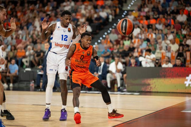 EuroLeague Round 2 match between Valencia Basket and of Kosner Baskonia Vitoria Gasteiz Damion Baugh of Kosner Baskonia Vitoria Gasteiz (L) and TJ Shorts of Valencia Basket seen in action during the EuroLeague Round 2 match between Valencia Basket and of Kosner Baskonia Vitoria Gasteiz at Roig Arena , (Valencia ) on September 29, 2025. Copyright: xVicentexVidalxFernandezx