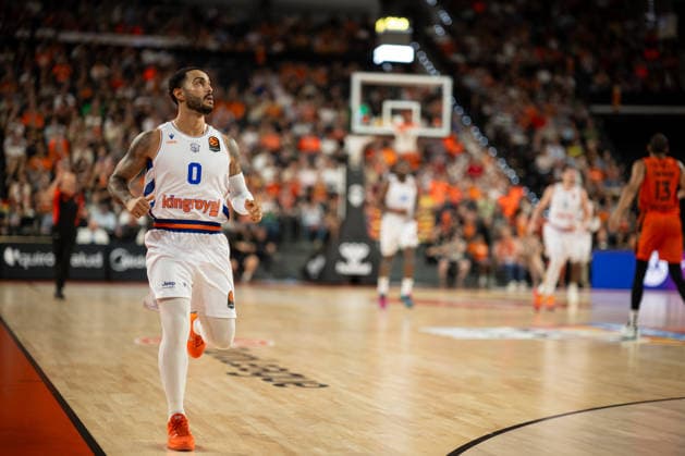 EuroLeague Round 2 match between Valencia Basket and of Kosner Baskonia Vitoria Gasteiz Markus Howard of Kosner Baskonia Vitoria Gasteiz seen in action during the EuroLeague Round 2 match between Valencia Basket and of Kosner Baskonia Vitoria Gasteiz at Roig Arena , (Valencia ) on September 29, 2025. Copyright: xVicentexVidalxFernandezx