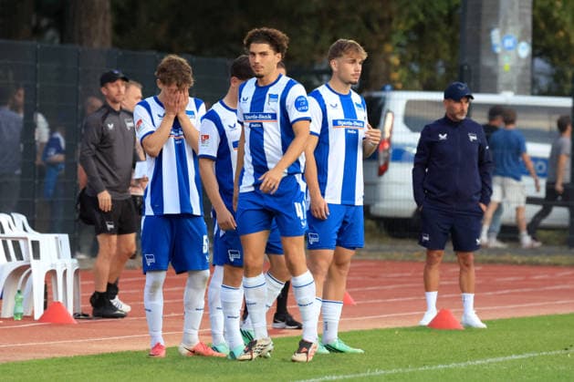 29.09.2026, DEU GER, Fussball , Testspiel, 2.Fussballbundesliga , Spieltag, Saison 2026 2027, Berliner Ernst-Reuter-Stadion, Hertha03 Zehlendorf vs. Hertha BSC Einwechslung von Hertha-Spielern, Pascal Klemens ( Hertha BSC Berlin 41 ), Niklas Hildebrandt ( Hertha BSC Berlin 26 ), Jerom Diallo ( Hertha BSC Berlin 51 ), Cheftrainer Stefan Leitl ( Hertha BSC Berlin ) 2. Liga: DFB DFL regulations prohibit any use of photographs as image sequences and or quasi-video) nordphoto GmbH Engler Berlin Ernst-Reuter-Stadion Berlin Deutschland Copyright: xNordphotox xEnglerx