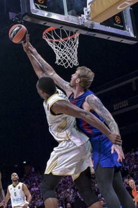 Dubai Basketball v FC Barcelona, Barca - EuroLeague DUBAI, UNITED ARAB EMIRATES - SEPTEMBER 29: Mfiondu Tshimanga Kabengele (17) of Dubai Basketball in action against Aleksander Balcerowski (22) of FC Barcelona during the EuroLeague match between Dubai Basketball and FC Barcelona at Coca-Cola Arena in Dubai, United Arab Emirates, on September 29, 2026. Hassan al Raisi Anadolu Dubai United Arab Emirates. Editorial use only. Please get in touch for any other usage.  Copyright: x2026xAnadoluxHassanxalxRaisix