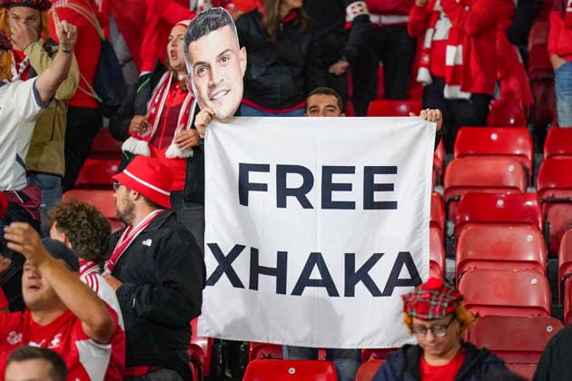 Fussball UEFA Nations League 2026 - 2027, 2. Spieltag - Schottland vs Schweiz - Hampden Park (Glasgow): Schweizer Fans im Hampden Park beim Spiel Schottland gegen Schweiz. Ein Fan hält ein Transparent mit der Aufschrift FREE XHAKA sowie eine Maske mit dem Gesicht von Granit Xhaka hoch. Fussball, UEFA Nations League, Schweiz, Granit Xhaka, Fans, Zuschauer, Tribüne, Transparent, Spruchband, Protest, Solidarität, Fankultur, Schweizer Nationalmannschaft, SFV, Hampden Park, Glasgow. Copyright: xJOERANxSTEINSIEKx