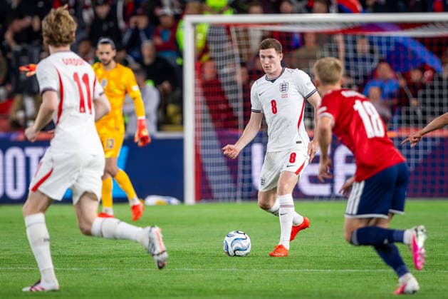 CZECHIA - ENGLAND Elliot Anderson of England and Manchester City on the ball during UEFA Nations League - League A - Group A3 - Matchday 2 - football match between Czechia and England. Fortuna Arena, Eden, Stadion, Prague, Czechia September 29, 2026. Photo by Branislav Racko Copyright: xx 080A5379