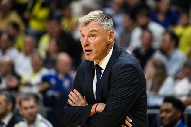 Fenerbahce Tarfin v Bayern Munich - EuroLeague ISTANBUL, TURKIYE - SEPTEMBER 29: Head coach of Fenerbahce Tarfin Sarunas Jasikevicius follows the EuroLeague Round 2 match between Fenerbahce Tarfin and Bayern Munich at Ulker Sports and Event Hall in Istanbul, Turkiye, on September 29, 2026. Hakan Akgun Anadolu Istanbul Turkey. Editorial use only. Please get in touch for any other usage.  Copyright: x2026xAnadoluxHakanxAkgunx