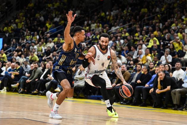 Fenerbahce Tarfin v Bayern Munich - EuroLeague ISTANBUL, TURKIYE - SEPTEMBER 29: Wade Baldwin (L) of Fenerbahce Tarfin in action against Duane Washington Jr. (R) of Bayern Munich during the EuroLeague Round 2 match between Fenerbahce Tarfin and Bayern Munich at Ulker Sports and Event Hall in Istanbul, Turkiye, on September 29, 2026. Hakan Akgun Anadolu Istanbul Turkey. Editorial use only. Please get in touch for any other usage.  Copyright: x2026xAnadoluxHakanxAkgunx