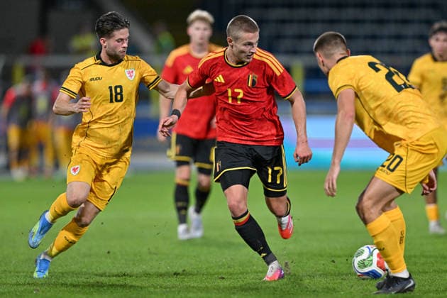 260924 Belgium U21, U 21 vs Wales U21 Calum Agius (18) of Wales defending on Romeo Vermant (17) of Belgium during a soccer game between the Under 21 national teams of Belgium and Wales on matchday 11 in group I in the qualifying of the UEFA Under 21 Championship , on Tuesday 29 September 2026 in Westerlo , Belgium .(Photo by David Catry Isosport) Westerlo Belgium  Copyright: xDavidxCatryx 20260929DC2_6063