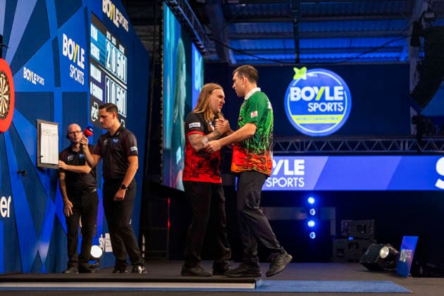2026 BOYLE Sports World Grand Prix Ryan Searle and William O Connor shake hands during the 2026 Boyle Sports World Grand Prix at Mattioli Arena, Leicester, United Kingdom on 29 September 2026 Credit: James Hibbert Every Second Media Editorial use only. All images are copyright Every Second Media Limited. No images may be reproduced without prior permission. Copyright: xIMAGO EveryxSecondxMediax ESM-2193-0007 JamesxHibbertx xEveryxSecondxMediax
