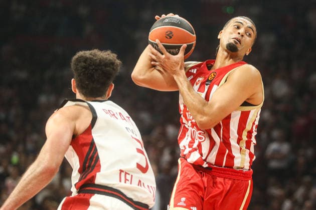 Crvena zvezda v Hapoel Tel Aviv - EuroLeague BELGRADE, SERBIA - SEPTEMBER 29: Jordan Nwora (R) of Crvena Zvezda in action against Elijah Bryant (3) of Hapoel Tel Aviv during the 2026 2027 EuroLeague Round 2 match between Crvena zvezda and Hapoel Tel Aviv at Beogradska Arena in Belgrade, Serbia on September 29, 2026. Filip Stevanovic Anadolu Belgrade Serbia. Editorial use only. Please get in touch for any other usage.  Copyright: x2026xAnadoluxFilipxStevanovicx