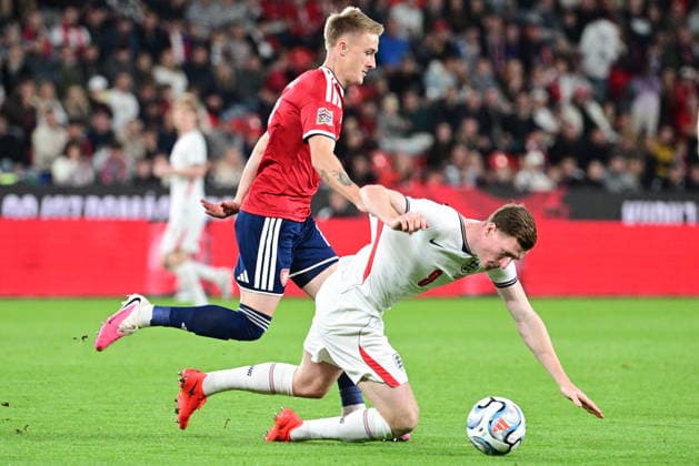 From left Matej Radosta of Czechia and Elliot Anderson of England in action during the UEFA Nations League, A3 group 2nd round match Czech Republic vs England, on September 29, 2026, in Prague, Czech Republic. (CTKxPhoto MichalxKamaryt) CTKPhotoP2026092908487  CTKPhotoP2026092908487