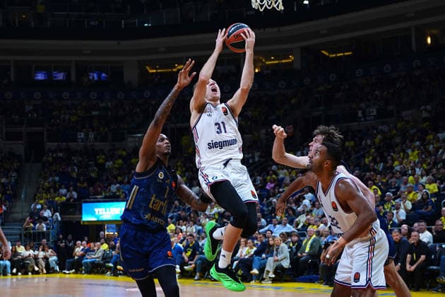 ISTANBUL, TURKEY - SEPTEMBER 29: Marcus Bingham (L) of Fenerbahce Tarfin Istanbul and Rokas Jokubaitis 31 of Bayern Munich in action during the EuroLeague Regular Season Round 2 match between Fenerbahce Tarfin Istanbul and Bayern Munich at ULKER Sports and Event Hall , on September 29, 2026, in Istanbul , Turkey. ( Photo by Seskimphoto ) Istanbul Atasehir Turkey Istanbul Atasehir Turkey Copyright: xSeskimphotox FBahce-BayernM-2909 (47)