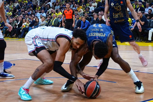 ISTANBUL, TURKEY - SEPTEMBER 29: Trent Forrest (R) of Fenerbahce Tarfin Istanbul and Miles Norris (L)of Bayern Munich in action during the EuroLeague Regular Season Round 2 match between Fenerbahce Tarfin Istanbul and Bayern Munich at ULKER Sports and Event Hall , on September 29, 2026, in Istanbul , Turkey. ( Photo by Seskimphoto ) Istanbul Atasehir Turkey Istanbul Atasehir Turkey Copyright: xSeskimphotox FBahce-BayernM-2909 (53)