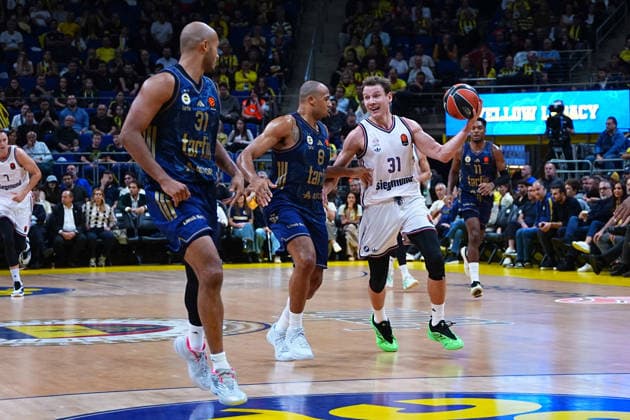 ISTANBUL, TURKEY - SEPTEMBER 29: Talen Horton Tucker 8 of Fenerbahce Tarfin Istanbul and Rokas Jokubaitis 31 of Bayern Munich in action during the EuroLeague Regular Season Round 2 match between Fenerbahce Tarfin Istanbul and Bayern Munich at ULKER Sports and Event Hall , on September 29, 2026, in Istanbul , Turkey. ( Photo by Seskimphoto ) Istanbul Atasehir Turkey Istanbul Atasehir Turkey Copyright: xSeskimphotox FBahce-BayernM-2909 (73)