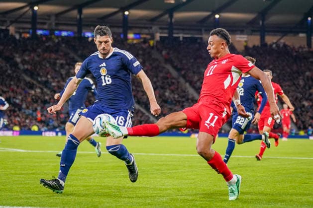 Fussball UEFA Nations League 2026 - 2027, 2. Spieltag - Schottland vs Schweiz - Hampden Park (Glasgow): Dan Ndoye (Schweiz, 11) Scott McKenna (Schottland, 16) im Zweikampf Copyright: xJOERANxSTEINSIEKx