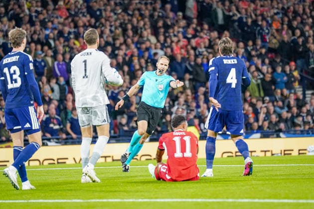 Fussball UEFA Nations League 2026 - 2027, 2. Spieltag - Schottland vs Schweiz - Hampden Park (Glasgow): Schiedsrichter Nenad Minakovic (Serbien) Copyright: xJOERANxSTEINSIEKx