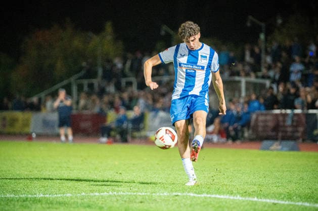 Testspiel: Hertha BSC vs. Hertha 03 Zehlendorf; Berlin, 29.09.2026 Testspiel: Kian TODOROVIÄÜ (Hertha BSC 36) schießt einen Freistoß, während dem Spiel Hertha BSC vs. Hertha 03 Zehlendorf im Ernst-Reuter-Sportfeld am September 29, 2026 in Berlin, Deutschland. Copyright: xBEAUTIFULxSPORTS Kuehnx