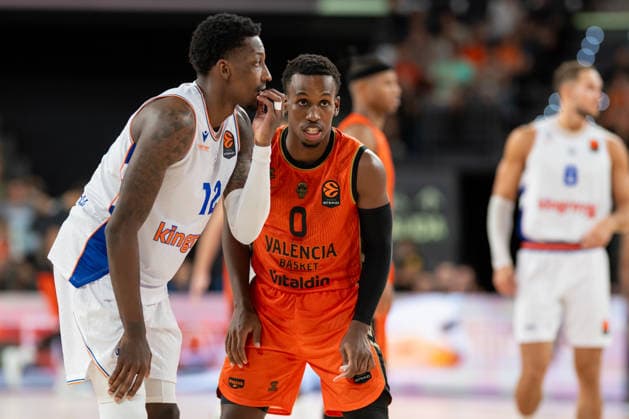 EuroLeague Round 2 match between Valencia Basket and of Kosner Baskonia Vitoria Gasteiz Damion Baugh of Kosner Baskonia Vitoria Gasteiz (L) and TJ Shorts of Valencia Basket seen in action during the EuroLeague Round 2 match between Valencia Basket and of Kosner Baskonia Vitoria Gasteiz at Roig Arena , (Valencia ) on September 29, 2025. Copyright: xVicentexVidalxFernandezx