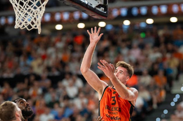 EuroLeague Round 2 match between Valencia Basket and of Kosner Baskonia Vitoria Gasteiz Nate Reuvers of Valencia Basket seen in action during the EuroLeague Round 2 match between Valencia Basket and of Kosner Baskonia Vitoria Gasteiz at Roig Arena , (Valencia ) on September 29, 2025. Copyright: xVicentexVidalxFernandezx