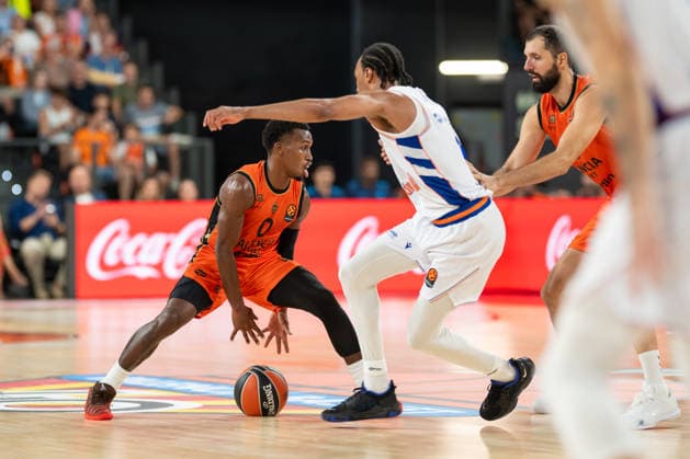 EuroLeague Round 2 match between Valencia Basket and of Kosner Baskonia Vitoria Gasteiz TJ Shorts of Valencia Basket seen in action during the EuroLeague Round 2 match between Valencia Basket and of Kosner Baskonia Vitoria Gasteiz at Roig Arena , (Valencia ) on September 29, 2025. Copyright: xVicentexVidalxFernandezx