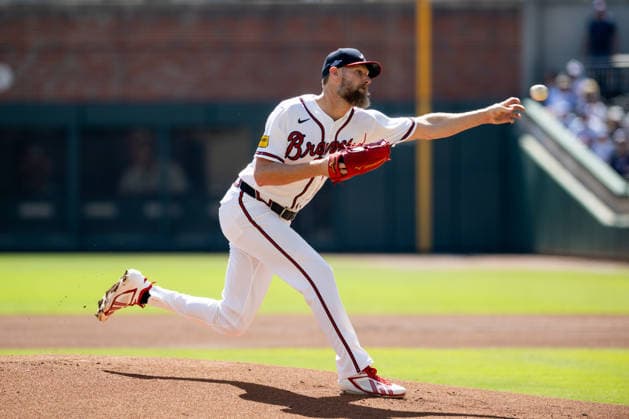 Atlanta Braves Chris Sale throws a pitch in the first inning against the Philadelphia Phillies in game one of the MLB, Baseball Herren, USA National League Wild Card round at Truist Park on Tuesday, September 29, 2026 in Atlanta, Georgia.  ATL202609281011 JULIANxALEXANDER