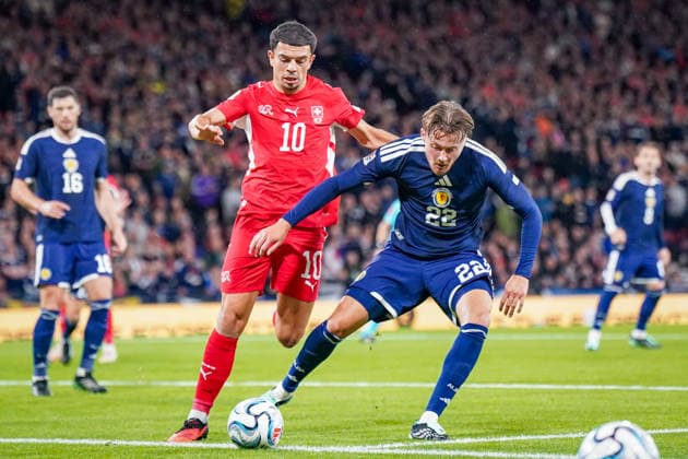 Fussball UEFA Nations League 2026 - 2027, 2. Spieltag - Schottland vs Schweiz - Hampden Park (Glasgow): Nathan Patterson (Schottland, 22) Zeki Amdouni (Schweiz, 10) Copyright: xJOERANxSTEINSIEKx