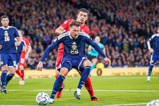 Fussball UEFA Nations League 2026 - 2027, 2. Spieltag - Schottland vs Schweiz - Hampden Park (Glasgow): Nathan Patterson (Schottland, 22) Zeki Amdouni (Schweiz, 10) Copyright: xJOERANxSTEINSIEKx