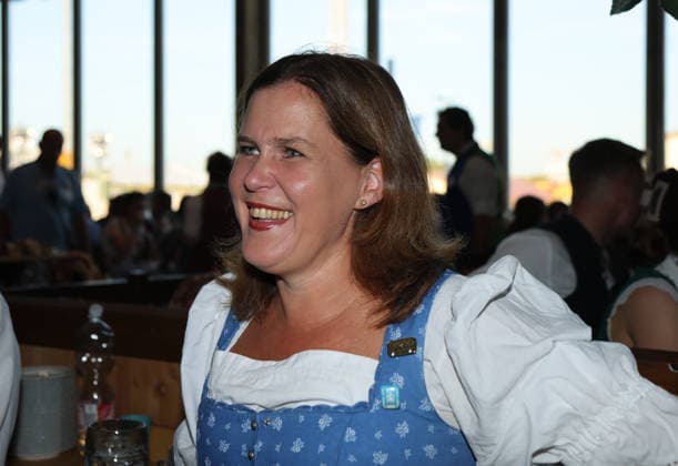 Fussball, Herren, Regionalliga Bayern, Saison 2026 2027, TSV 1860 München, Offizieller Wiesnbesuch, Hacker Festzelt Verena Dietl, 3. Bürgermeisterin der Stadt München, Kopf, Portrait, lächelnd