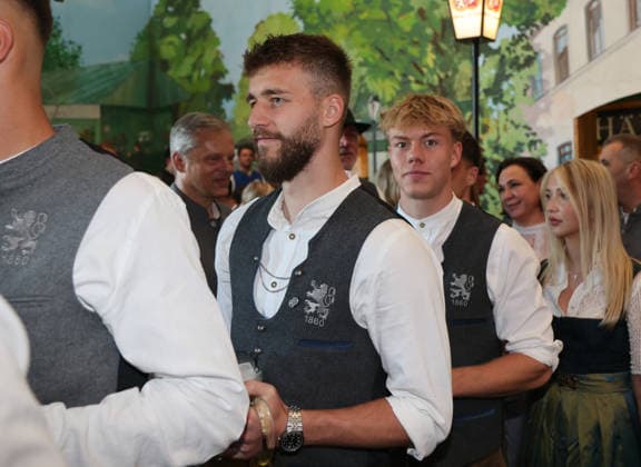 Fussball, Herren, Regionalliga Bayern, Saison 2026 2027, TSV 1860 München, Offizieller Wiesnbesuch, Hacker Festzelt Eric Uhlmann (TSV 1860 München) Kopf, Oberkörper in Tracht