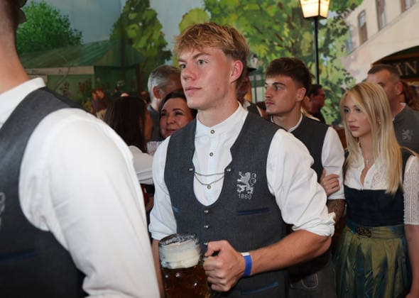 Fussball, Herren, Regionalliga Bayern, Saison 2026 2027, TSV 1860 München, Offizieller Wiesnbesuch, Hacker Festzelt Fabio Wagner (TSV 1860 München) Kopf, Oberkörper in Tracht