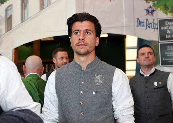 Fussball, Herren, Regionalliga Bayern, Saison 2026 2027, TSV 1860 München, Offizieller Wiesnbesuch, Hacker Festzelt Tunay Deniz (TSV 1860 München) Kopf, Oberkörper, in Tracht